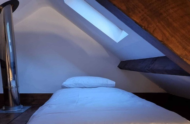Quirky cart shed renovation, en-suite bathroom, wood burner, close to amenities