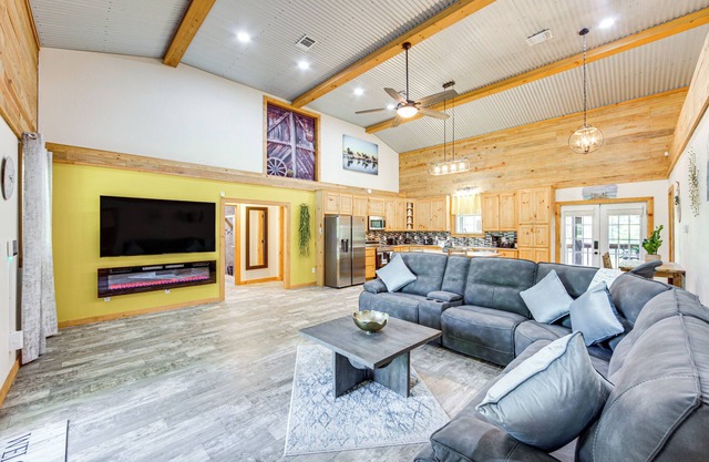 Quitman Lakefront Cabin w/Screened Porch & Grill!