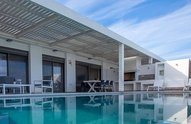 R 1219 Xanthus Villa Kastro With BBQ, Outdoor Jacuzzi & Sea view