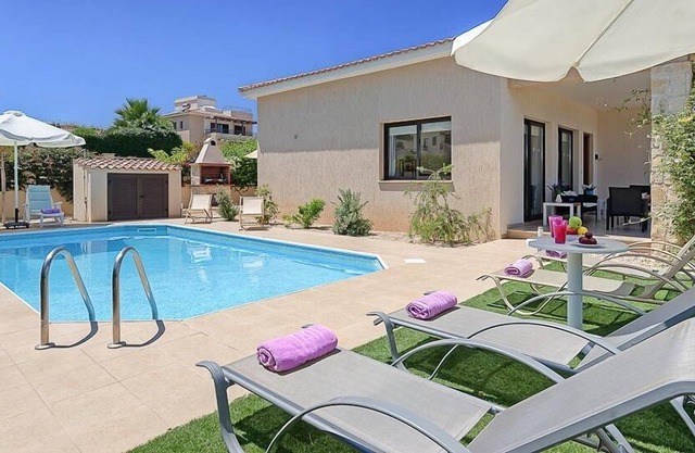 R 5008 Villa Ioannis with Comfortable Seating, Terrace & Dishwasher.