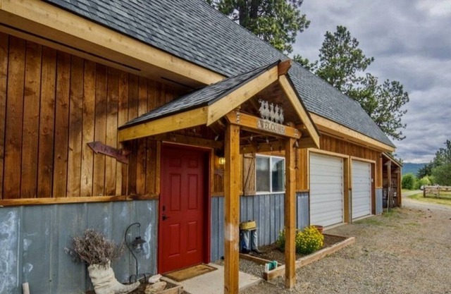R & R Retreat - 2 houses, 1 trailer hook up. Bring your dogs & horses!