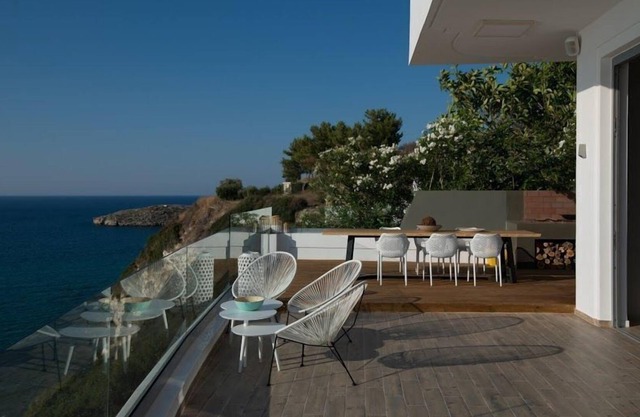 R116 Spacious Villa Private Heated Pool Walking distance to Beach