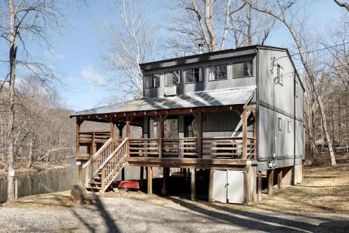 Radiant Riverfront Cabin Sanctuary near Cacapon River in West Virginia