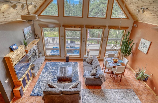 Rafting Tickets! Hot Tub /3 Story Home on Acres w/ Deck /BBQ and Outdoor Seating /Updated Decor