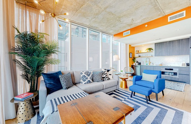 Rainey Street condo w/city-view balcony, rooftop pool & gym - Dogs OK
