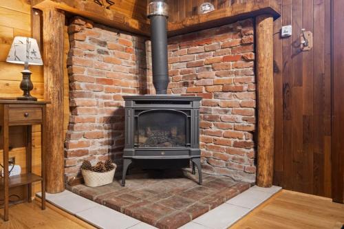 Rainier's Iconic Cabin with Forest Views & Hot Tub