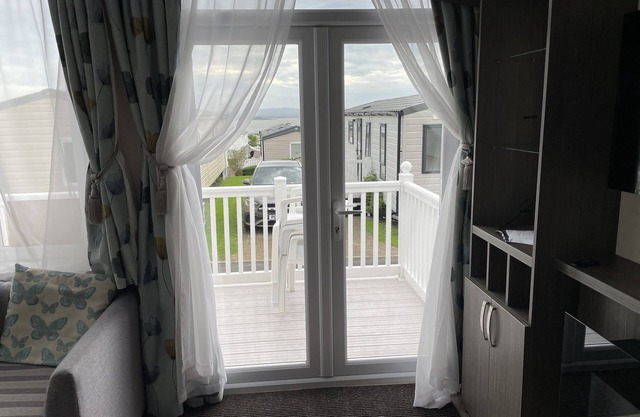 Rambling Rose caravan with sea view on Rockley Park