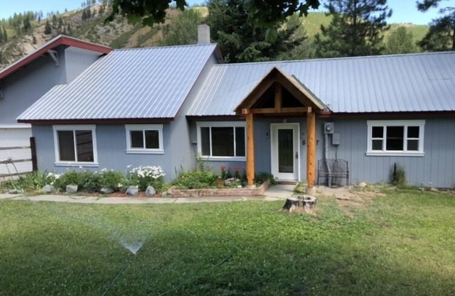 Ranchito with horses & privately owned river beach access 5 miles away.