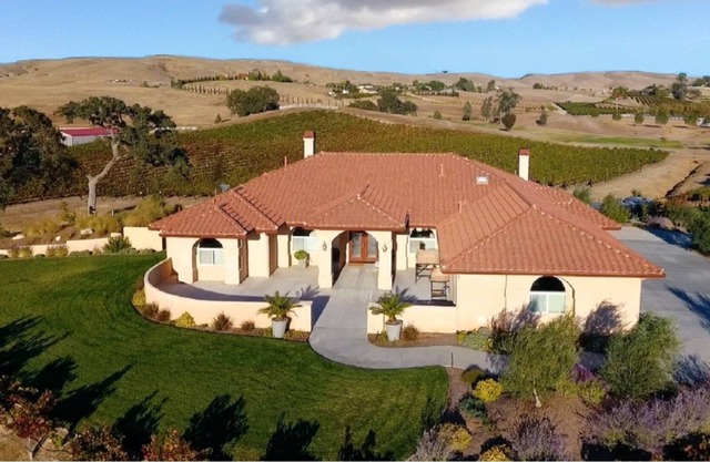 Rancho Beruli: Close to Town, Vineyard Living, Outdoor Pizza Oven, 3 King Beds