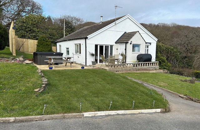 RAPHAEL HOUSE, pet friendly, with hot tub in Burry Port