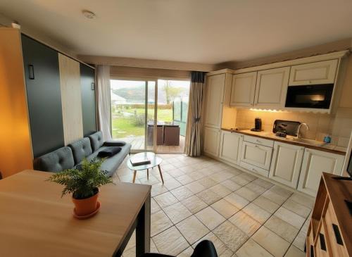 Rare : au bord du lac d’Annecy, cosy appartement en rez de jardin avec terrasse privative