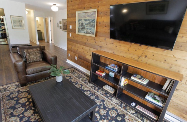 Raven Lady Suite 201 - Downtown Ucluelet Condo