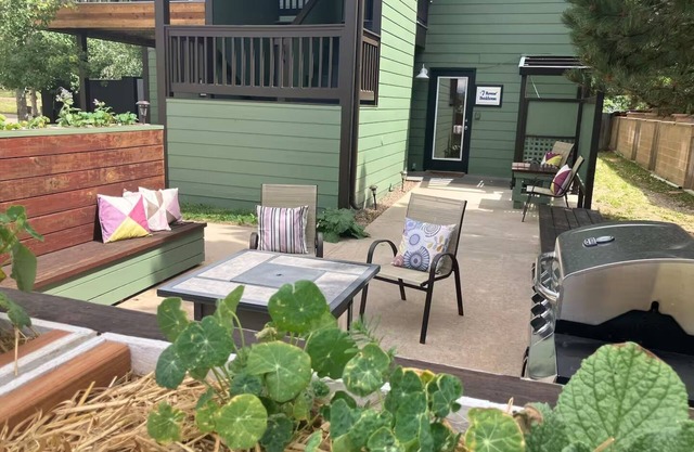Ravens Fun Bunkhouse with Fire Pit/Grill & Patio