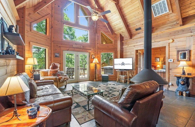 Real Cabin, Vaulted Ceilings, $400 of Daily Tickets, Hot Tub, Near Big Cedar