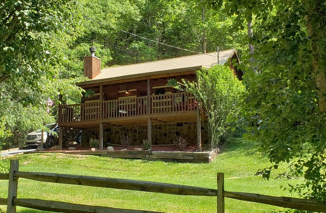 Real Log Cabin. Pet Friendly, fenced yard! Only 5 Min to Pigeon Forge