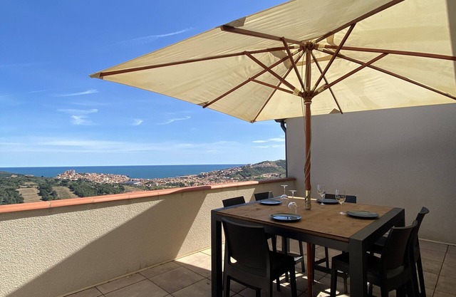 Recent air-conditioned house with exceptional sea view.