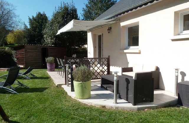 Recently built house, nice setting, 500 m from sea, at heart of pedestrian hill