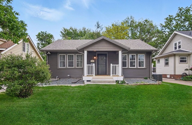 Recently Remodeled! Charming 2-bedroom bungalow in terrific DSM neighborhood