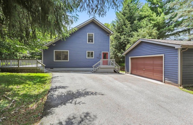Recently renovated and freshly decorated-welcome to Mountain Getaway!