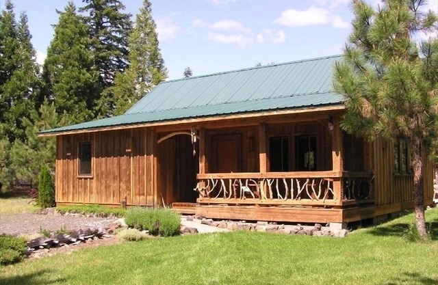 Red Blanket Cabin Near Crater Lake National Park