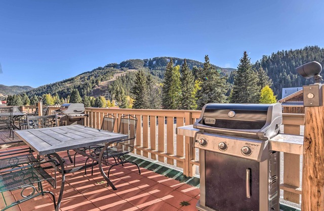 Red River Condo on Main Street w/Mtn View!
