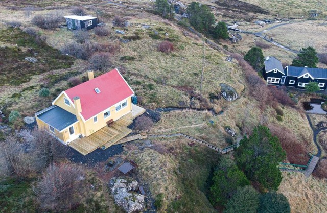 Red Robin - Vacation homes next to Svartifossur waterfall