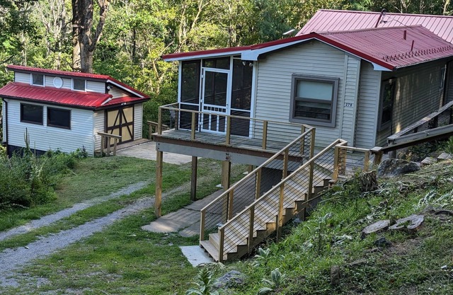 Red Roof mountain cabin with Starlink internet!