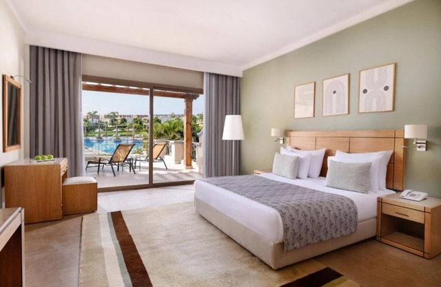 Red Sea Escape – Golf Pro Experience, Outdoor Pool & Beachfront Bliss