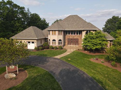 Redbud Keep - Unique Features, Movie Set Decor, Grill, Wifi, Family Friendly, Hiking, Billiard Table, Movie Theater Room, Fireplace, Golfing, View, 2 King Beds
