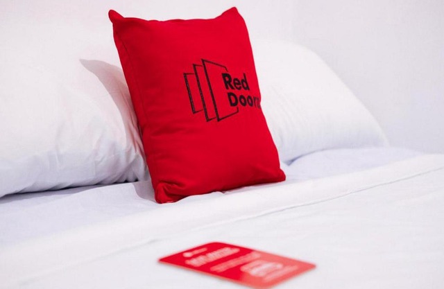 RedDoorz @ Kings Hotel near CSB Mall