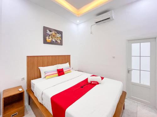 RedDoorz near Alun Alun Tanjunganom Nganjuk 2