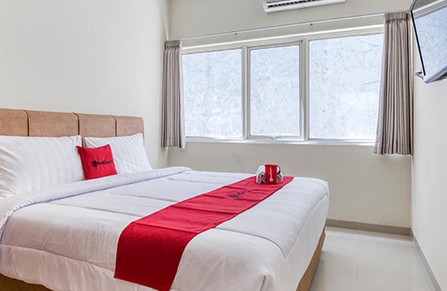 RedDoorz near Ciputra World 3