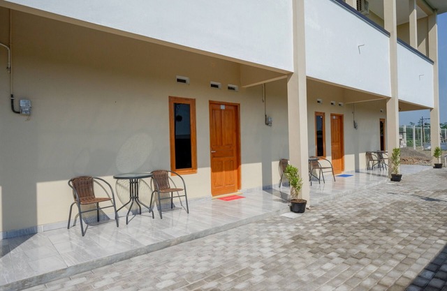 RedDoorz near Padang Golf Adisucipto