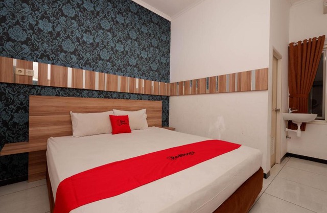 RedDoorz near Plaza Simpang Lima