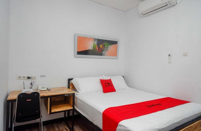 RedDoorz Plus near Patung Kuda Undip