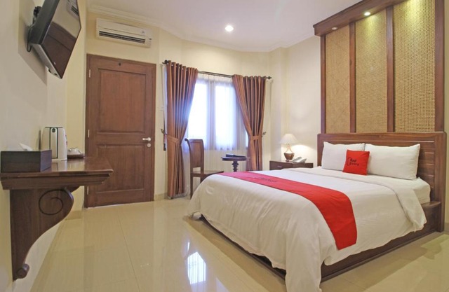 RedDoorz Premium At The Garden Suites Solo
