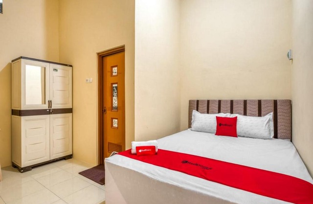 RedDoorz Syariah near Kebon Rojo Park Blitar