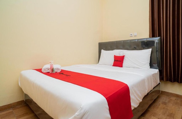 RedDoorz Syariah near Jembatan Merah Plaza
