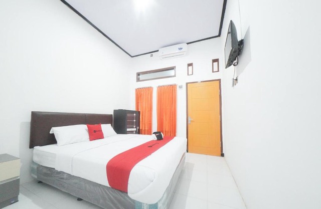 RedDoorz Syariah near Mall Roxy Banyuwangi 2