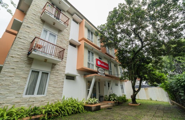 RedDoorz Syariah near Prasetya Mulya Cilandak campus