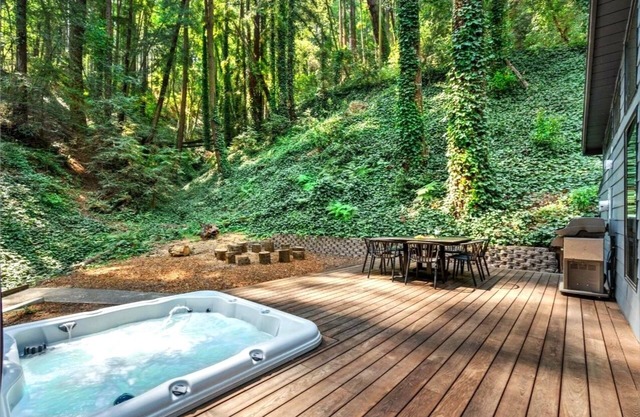 RedwoodHollow:Redwoods-5-Star Reviews! Captivating Forest Home!HotTub/WiFi