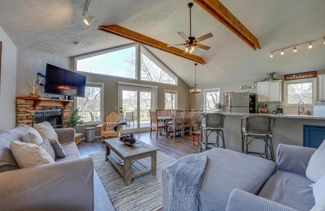 Reeds Spring Retreat with Lakeview Deck and Grill