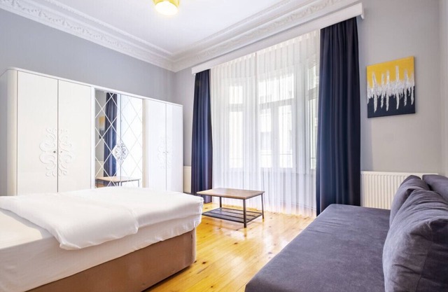 Refreshing Flat with French Balcony in Beyoglu