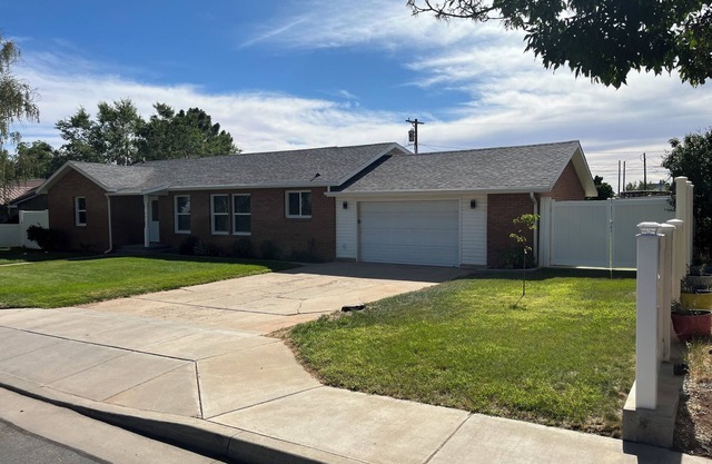 Refurnished and spacious 4 bedroom house, Sleeps 10!