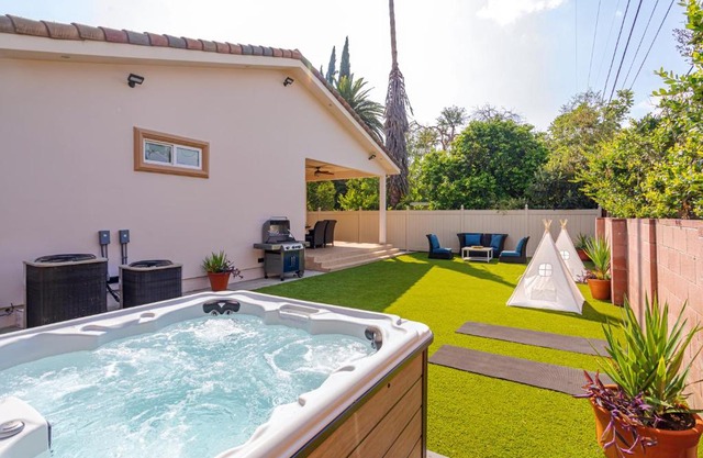 Regal 4 bed with hot tub close to Universal sleeps 15
