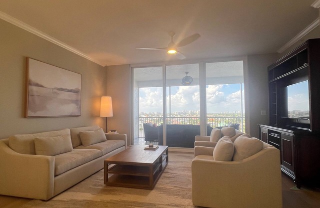 Regatta Waterfront 3 Bed/3 Bath Condo. Quick walk to the Vanderbilt Beach!