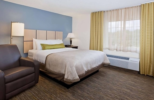 Relax and Recharge! 2 Comfortable Units, Kitchen, Free Parking, Pets Allowed!
