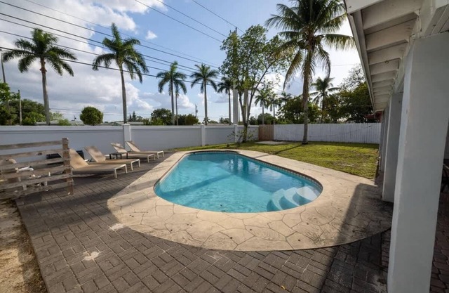 Relax and Unwind in a 4BR Home with Pool in Hollywood