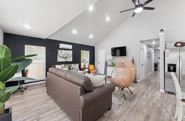 Relax and Unwind, Serene 3BR Retreat - Creek Views & World-Class Fishing Nearby