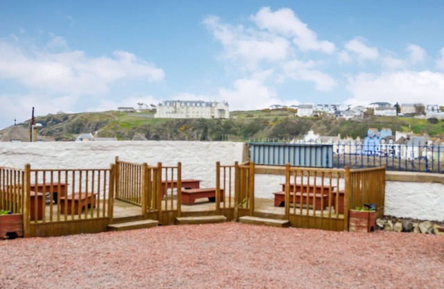 Relax and watch the buzz of the harbour from your living room window.